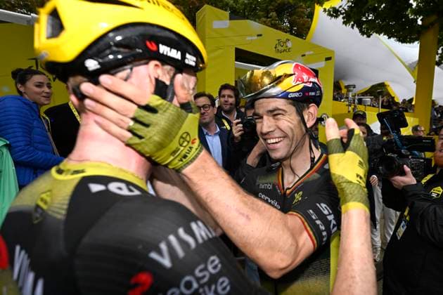 Tour de France 2025 Stage 21 PARIS CHAMPS-ELYSEES, FRANCE - JULY 27 : Van Aert Wout (BEL) of Team Visma Lease a Bike celebrates the victory after stage 21 of the 112th edition of Tour de France an UCI World Tour 2.UWT cycling road race stage for Men Elite of 120 km with start in Mantes-la-Ville and finish in Paris Champs-Elysees on July 27, 2025 in Paris Champs-Elysees, France, 27 07 2025 ( Motordriver Kenny Verfaillie - Paris Champs-Elysees France  Copyright: xJanxDexMeuleneirx
