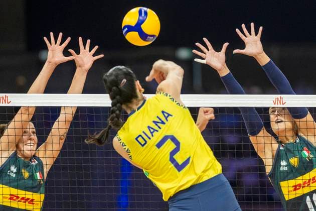 Sport Bilder des Tages Women s Volleyball Nations League Finals 2025 Alessia Orro, Diana Duarte Alecrim, Anna Danesi during the Woman™s Volleyball Nations League 2025 gold medal match between Italy and Brazil , at Atlas Arena in Lodz, Poland, on July 27, 2025. Lodz Poland  Copyright: xAndrzejxIwanczukx originalFilename:iwanczuk-womensvo250727_npzvG.jpg