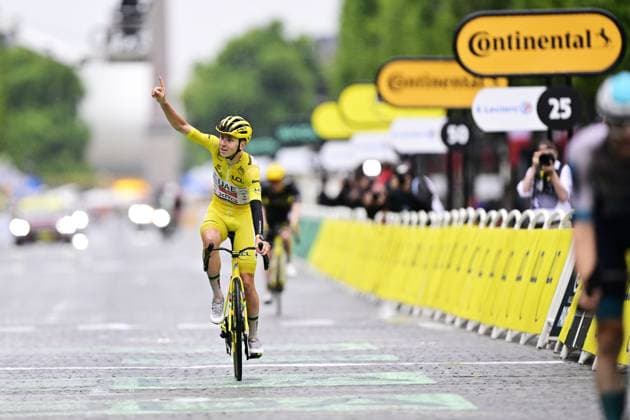 Slovenian Tadej Pogacar of UAE Team Emirates celebrates as he crosses the finish line of stage 21 of the 2025 Tour de France cycling race, from Mantes-la-Ville to Paris (120km), on Sunday 27 July 2025 in France. The 112th edition of the Tour de France starts on Saturday 5 July in Lille, France, and will finish in Paris, France on the 27th of July. DIRKxWAEM  x130134462x