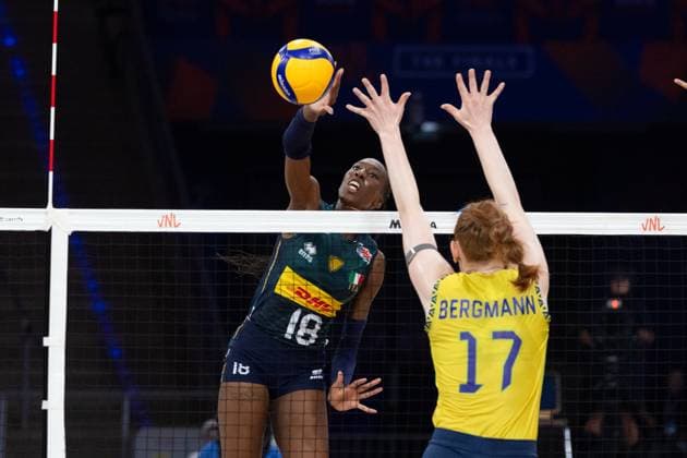 Italy - Brazil 27.07.2025 Lodz, Poland, women s Volleyball Nations League 2025, final round finals , final game ( match ) Italy - Brazil (siatkowka, Liga Narodow kobiet, final , runda finalowa Wlochy - Brazylia) image shows: Jheovana Emanuele Sebastiao (L) Myriam Fatime Sylia (R) Copyright: xKatarzynaxPlewczynskax 20250727FCTKP5220