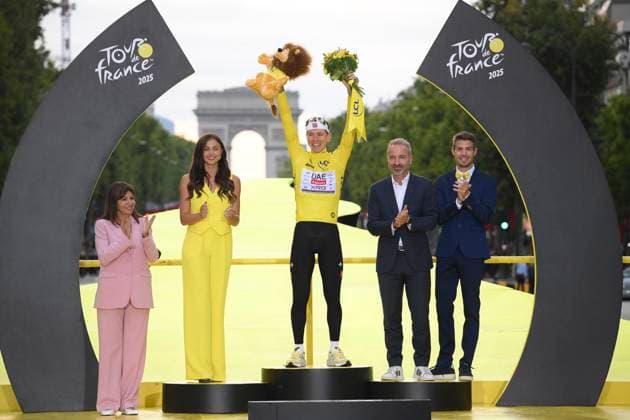 Sport Bilder des Tages Tour de France 2025 Stage 21 PARIS CHAMPS-ELYSEES, FRANCE - JULY 27 : Pogacar Tadej (SLO) of UAE Team Emirates pictured with the yellow jersey during the podium ceremony of stage 21 of the 112th edition of Tour de France an UCI World Tour 2.UWT cycling road race stage for Men Elite of 120 km with start in Mantes-la-Ville and finish in Paris Champs-Elysees on July 27, 2025 in Paris Champs-Elysees, France, 27 07 2025 ( Motordriver Kenny Verfaillie - Paris Champs-Elysees France  Copyright: xBernardxPaponx