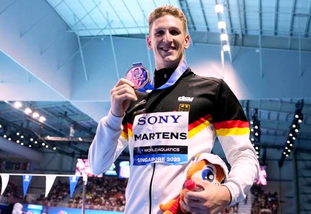 Sport Bilder des Tages MAERTENS Lucas Team GER Weltmeister bei der Siegerehrung 400m Freistiel Schwimmen der Maenner Schwimmweltmeisterschaften 2025 in Singapur am 27.07.2025 in Singapur *** MAERTENS Lucas Team GER World Champion at the award ceremony 400m freestyle swimming of the Mens Swimming World Championships 2025 in Singapore on 27 07 2025 in Singapore Copyright: xLacixPerenyix
