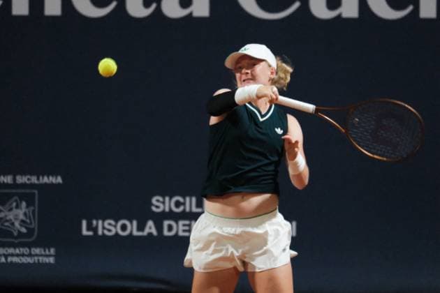 TENNIS - Internazionali di Tennis - 36° Palermo Ladies Open Francesca Jones in action against Anouk Koevermans during the 36th Palermo Ladies Open at Country Time Club during 36Â° Palermo Ladies Open, International Tennis match in Palermo, Italy, July 27 2025 Palermo Italy  Copyright: xIPAxSport ABACAx