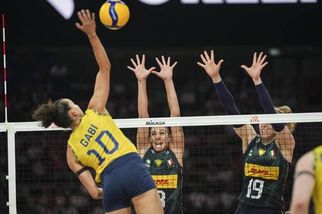 Italy v Brazil - FIVB Women s Volleyball Nations League LODZ, POLAND - JULY 27: Sarah Luisa Fahr (19) of Italy in action against Gabriela Braga Guimaraes (10) of Brazil during the final match of the FIVB Volleyball Nations League (VNL) between Italy and Brazil at Atlas Arena in Lodz, Poland, on July 27, 2025. Beyza Comert Anadolu Lodz Poland. Editorial use only. Please get in touch for any other usage.  Copyright: x2025xAnadoluxBeyzaxComertx