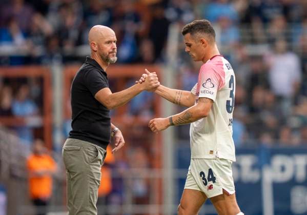 Granit Xhaka (Bayer 04 Leverkusen, 34) verlässt nach seiner Auswechslung das Spielfeld und klatscht mit Erik ten Hag (Bayer 04 Leverkusen, Trainer) ab. VfL Bochum - Bayer Leverkusen, 27.07.2025 Fussball, Testspiel, vonovia Ruhrstadion, Bochum DFL regulations prohibit any use of photographs as image sequences and or quasi-video. Copyright: HMBxMedia xMarcoxBader
