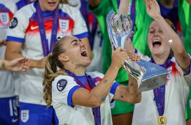 CHE, Basel, England vs Spanien, Länderspiel, UEFA, St. Jakob-Park, UEFA European Women s Championship 2025, Finale im Bild: England gewinnt durch Elfmeterschießen gegen Spanien den Pokal der Europameisterschaft und feiert, Jubel der Spielerinnen), Georgia Stanway (England 8) DFB DFL REGULATIONS PROHIBIT ANY USE OF PHOTOGRAPHS AS IMAGE SEQUENCES AND OR QUASI-VIDEO, 27.07.2025, Copyright: HMBxMedia HendrikxHamelau