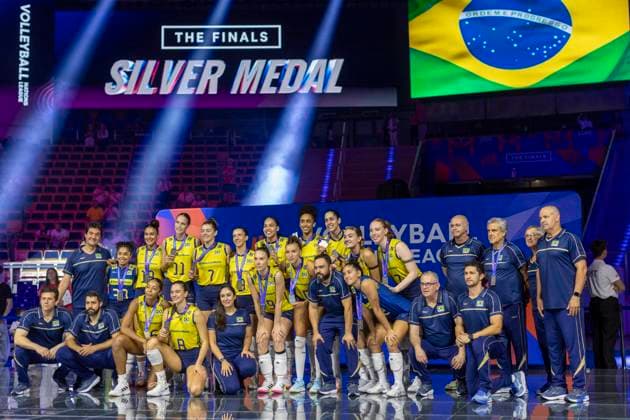 Women s Volleyball Nations League Finals 2025 The Brazilian team celebrates the silver medal after the 2025 Women s Volleyball Nations League match between Italy and Brazil at the Atlas Arena in Lodz, Poland, 27 July 2025. Lodz Poland  Copyright: xAndrzejxIwanczukx originalFilename:iwanczuk-womensvo250727_npMrf.jpg