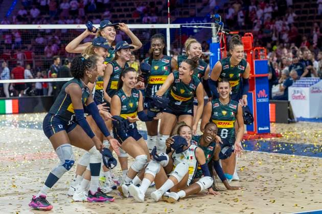 Women s Volleyball Nations League Finals 2025 Italy s team celebrates the gold medal after the 2025 Women s Volleyball Nations League match between Italy and Brazil at the Atlas Arena in Lodz, Poland, 27 July 2025. Lodz Poland  Copyright: xAndrzejxIwanczukx originalFilename:iwanczuk-womensvo250727_npNGN.jpg