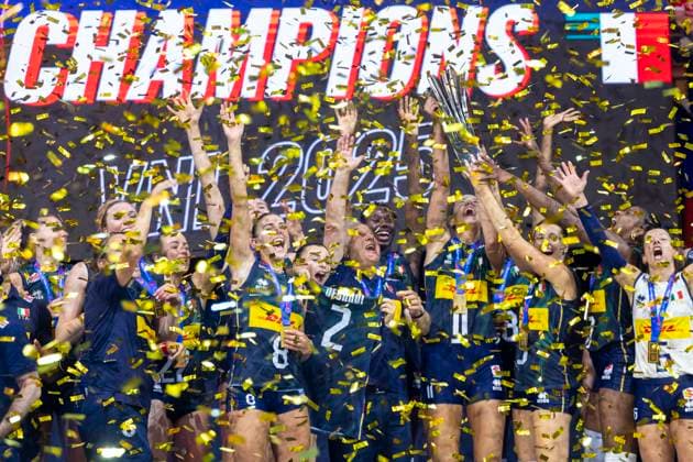 Women s Volleyball Nations League Finals 2025 Italy s team celebrates the gold medal after the 2025 Women s Volleyball Nations League match between Italy and Brazil at the Atlas Arena in Lodz, Poland, 27 July 2025. Lodz Poland  Copyright: xAndrzejxIwanczukx originalFilename:iwanczuk-womensvo250727_npDz1.jpg