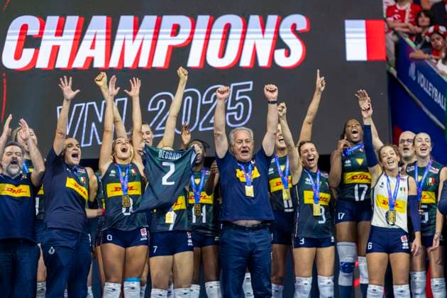 Women s Volleyball Nations League Finals 2025 Italy s team celebrates the gold medal after the 2025 Women s Volleyball Nations League match between Italy and Brazil at the Atlas Arena in Lodz, Poland, 27 July 2025. Lodz Poland  Copyright: xAndrzejxIwanczukx originalFilename:iwanczuk-womensvo250727_npN8f.jpg