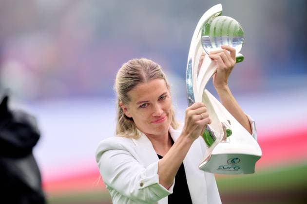 UEFA Womens Euro 2025 Finale: England – Spanien; 27.07.2025 Der Pokal der UEFA Womens Euro 2025 wird präsentiert. UEFA Womens Euro 2025 Finale: England – Spanien; Basel, St. Jakob-Park, 27.07.2025 UEFA Womens Euro 2025 Finale: England – Spanien; Basel, St. Jakob-Park, 27.07.2025 Copyright: xBEAUTIFULxSPORTS Gelhardtx