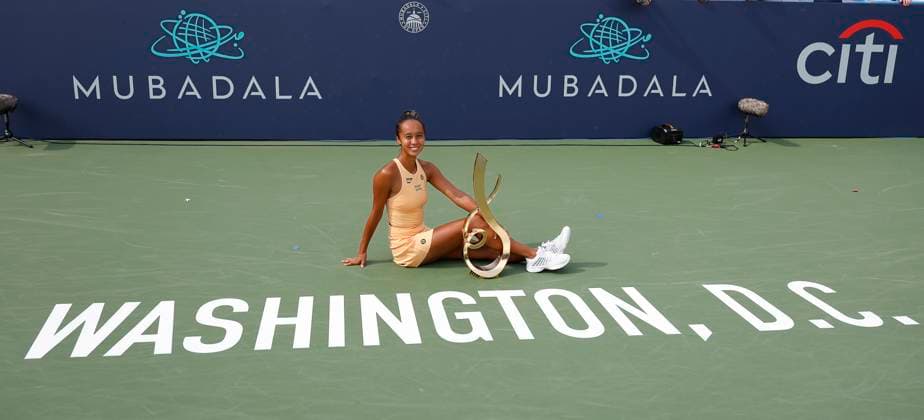 Sport Bilder des Tages July 27, 2025: Leylah Fernandez poses with the trophy iafter the final match during the 2025 Mubadala Citi DC Open tennis tournament being played at Rock Creek Park Tennis Center in Washington, D.C. CSM District Of Columbia United States of America - ZUMAc04_ 20250727_zma_c04_218 Copyright: xJustinxCooperx