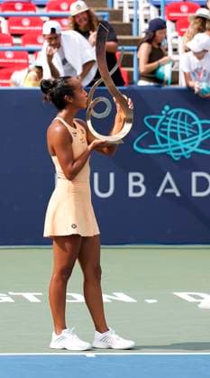 July 27, 2025: Leylah Fernandez kisses the trophy in front of the crowd of fans after the final match during the 2025 Mubadala Citi DC Open tennis tournament being played at Rock Creek Park Tennis Center in Washington, D.C. CSM District Of Columbia United States of America - ZUMAc04_ 20250727_zma_c04_220 Copyright: xJustinxCooperx