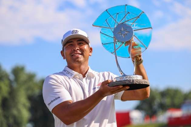 Sport Bilder des Tages July 27, 2025, Blaine, Minnesota, United States: KURT KITAYAMA poses for photos with the 3M Open Championship Trophy on the fourth and final day of competition at the 2025 PGA, Golf Herren 3M Open at TPC Twin Cities. Blaine United States - ZUMAt166 20250727_zsp_t166_059 Copyright: xMichaelxTurnerx