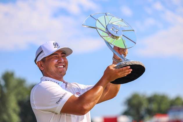 July 27, 2025, Blaine, Minnesota, United States: KURT KITAYAMA hoists the championship trophy at hole eighteen on the fourth and final day of competition at the 2025 PGA, Golf Herren 3M Open at TPC Twin Cities. Blaine United States - ZUMAt166 20250727_zsp_t166_064 Copyright: xMichaelxTurnerx