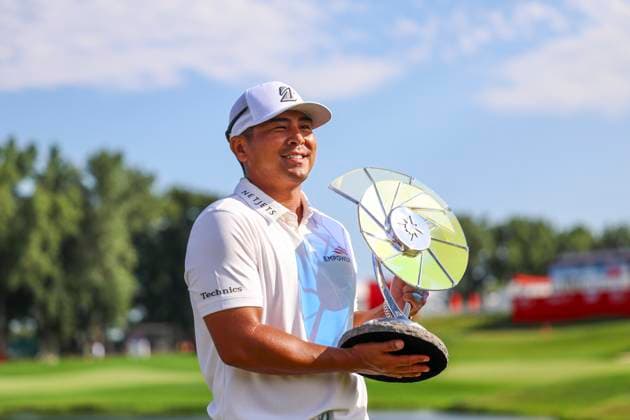 July 27, 2025, Blaine, Minnesota, United States: KURT KITAYAMA poses with the championship trophy on the fourth and final day of competition at the 2025 PGA, Golf Herren 3M Open at TPC Twin Cities. Blaine United States - ZUMAt166 20250727_zsp_t166_065 Copyright: xMichaelxTurnerx