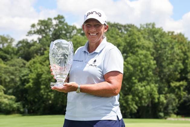 SYLVANIA, OH - JULY 27: Angela Stanford poses for photographs with the winner™s trophy during the awards ceremony for the Greater Toledo Classic Hosted by Stacy Lewis Legends of the LPGA, Golf Damen on July 27, 2025 at Highland Meadows Golf Club in Sylvania, Ohio. (Photo by Scott W. Grau Icon Sportswire) GOLF: JUL 27 Greater Toledo Classic Hosted by Stacy Lewis Legends of the LPGA EDITORIAL USE ONLY Icon25072722
