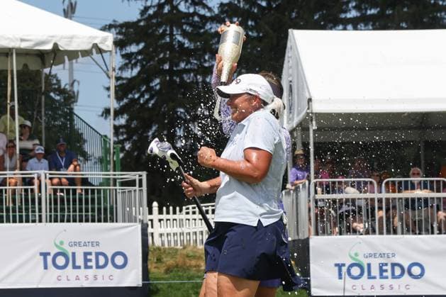 SYLVANIA, OH - JULY 27: Leta Lindley, behind, douses Angela Standord with champagne after Standford won the Greater Toledo Classic Hosted by Stacy Lewis Legends of the LPGA, Golf Damen tournament by making a birdie put on the 18th green during the second playoff hole on July 27, 2025 at Highland Meadows Golf Club in Sylvania, Ohio. (Photo by Scott W. Grau Icon Sportswire) GOLF: JUL 27 Greater Toledo Classic Hosted by Stacy Lewis Legends of the LPGA EDITORIAL USE ONLY Icon25072716