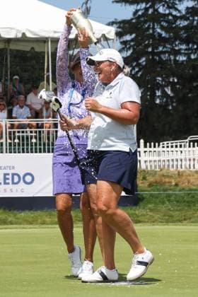SYLVANIA, OH - JULY 27: Leta Lindley, behind, douses Angela Standord with champagne after Standford won the Greater Toledo Classic Hosted by Stacy Lewis Legends of the LPGA, Golf Damen tournament by making a birdie put on the 18th green during the second playoff hole on July 27, 2025 at Highland Meadows Golf Club in Sylvania, Ohio. (Photo by Scott W. Grau Icon Sportswire) GOLF: JUL 27 Greater Toledo Classic Hosted by Stacy Lewis Legends of the LPGA EDITORIAL USE ONLY Icon25072719