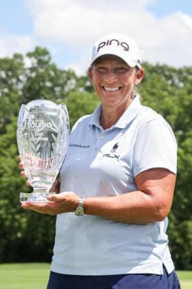 SYLVANIA, OH - JULY 27: Angela Stanford poses for photographs with the winner™s trophy during the awards ceremony for the Greater Toledo Classic Hosted by Stacy Lewis Legends of the LPGA, Golf Damen on July 27, 2025 at Highland Meadows Golf Club in Sylvania, Ohio. (Photo by Scott W. Grau Icon Sportswire) GOLF: JUL 27 Greater Toledo Classic Hosted by Stacy Lewis Legends of the LPGA EDITORIAL USE ONLY Icon25072721