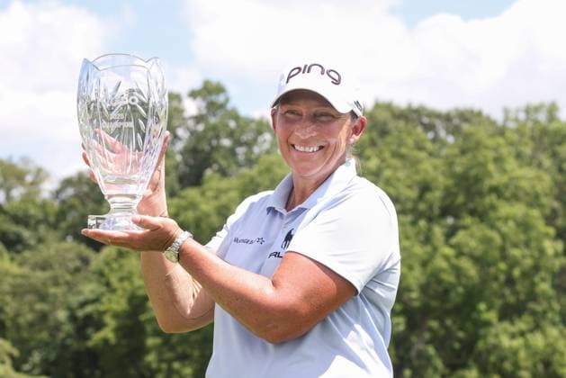 Sport Bilder des Tages SYLVANIA, OH - JULY 27: Angela Stanford poses for photographs with the winner™s trophy during the awards ceremony for the Greater Toledo Classic Hosted by Stacy Lewis Legends of the LPGA, Golf Damen on July 27, 2025 at Highland Meadows Golf Club in Sylvania, Ohio. (Photo by Scott W. Grau Icon Sportswire) GOLF: JUL 27 Greater Toledo Classic Hosted by Stacy Lewis Legends of the LPGA EDITORIAL USE ONLY Icon25072723