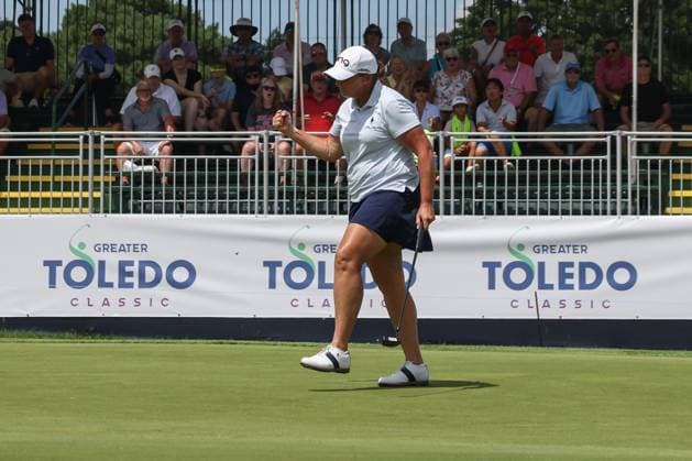 SYLVANIA, OH - JULY 27: Angela Stanford reacts to sinking her put for a birdie on the 18th green during the second playoff hole during the Greater Toledo Classic Hosted by Stacy Lewis Legends of the LPGA, Golf Damen tournament on July 27, 2025 at Highland Meadows Golf Club in Sylvania, Ohio. (Photo by Scott W. Grau Icon Sportswire) GOLF: JUL 27 Greater Toledo Classic Hosted by Stacy Lewis Legends of the LPGA EDITORIAL USE ONLY Icon25072711