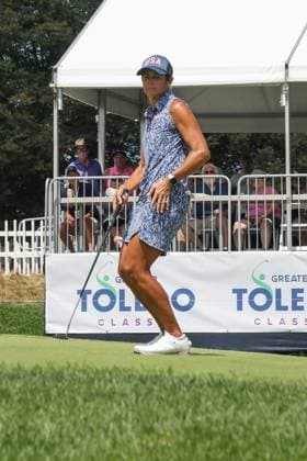 SYLVANIA, OH - JULY 27: Laura Diaz reacts to missing her put for a birdie on the 18th green during the second playoff hole during the Greater Toledo Classic Hosted by Stacy Lewis Legends of the LPGA, Golf Damen tournament on July 27, 2025 at Highland Meadows Golf Club in Sylvania, Ohio. (Photo by Scott W. Grau Icon Sportswire) GOLF: JUL 27 Greater Toledo Classic Hosted by Stacy Lewis Legends of the LPGA EDITORIAL USE ONLY Icon25072713