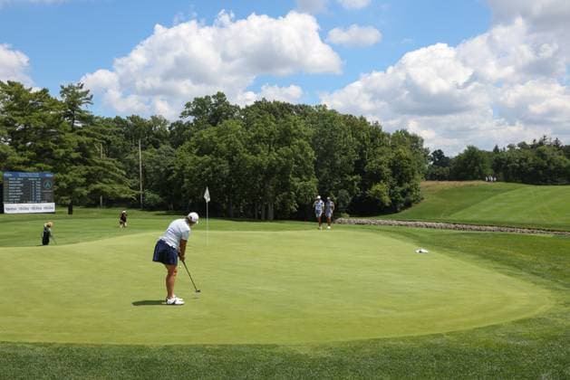 SYLVANIA, OH - JULY 27: Angela Stanford puts on the 18th green during the first playoff hole during the Greater Toledo Classic Hosted by Stacy Lewis Legends of the LPGA, Golf Damen tournament on July 27, 2025 at Highland Meadows Golf Club in Sylvania, Ohio. (Photo by Scott W. Grau Icon Sportswire) GOLF: JUL 27 Greater Toledo Classic Hosted by Stacy Lewis Legends of the LPGA EDITORIAL USE ONLY Icon25072701