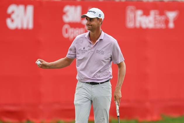 July 27, 2025, Blaine, Minnesota, United States: MAC MEISSNER gestures to the fans after sinking a putt to end the day at hole eighteen on the fourth and final day of competition at the 2025 PGA, Golf Herren 3M Open at TPC Twin Cities. Blaine United States - ZUMAt166 20250727_zsp_t166_066 Copyright: xMichaelxTurnerx