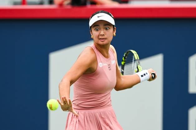 Sport Bilder des Tages MONTREAL, QC - JULY 27: Alexandra Eala (PHI) returns the ball during a first round match at WTA, Tennis Damen National Bank Open on July 27, 2025 at IGA Stadium in Montreal, QC (Photo by David Kirouac Icon Sportswire) TENNIS: JUL 27 National Bank Open EDITORIAL USE ONLY Icon250727026