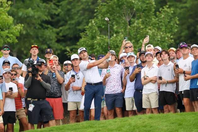 July 27, 2025, Blaine, Minnesota, United States: JAKE KNAPP watches his shot approach the green at hole sixteen on the fourth and final day of competition at the 2025 PGA, Golf Herren 3M Open at TPC Twin Cities. Blaine United States - ZUMAt166 20250727_zsp_t166_081 Copyright: xMichaelxTurnerx