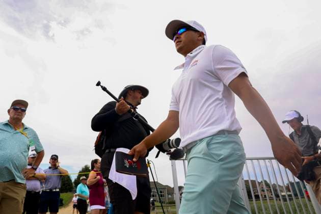 July 27, 2025, Blaine, Minnesota, United States: KURT KITAYAMA crosses a course bridge on his way to hole 17 on the fourth and final day of competition at the 2025 PGA, Golf Herren 3M Open at TPC Twin Cities. Blaine United States - ZUMAt166 20250727_zsp_t166_083 Copyright: xMichaelxTurnerx