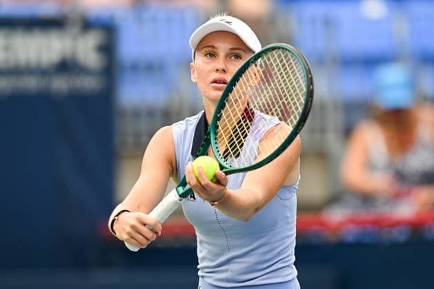 MONTREAL, QC - JULY 27: Polina Kudermetova serves the ball during a first round match at WTA, Tennis Damen National Bank Open on July 27, 2025 at IGA Stadium in Montreal, QC (Photo by David Kirouac Icon Sportswire) TENNIS: JUL 27 National Bank Open EDITORIAL USE ONLY Icon250727006
