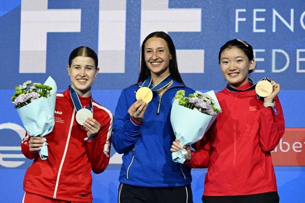 Sport Bilder des Tages Champion Yana Egorian of Russia, registered as an Individual Neutral Athlete (AIN) poses with second place Poland s Zuzanna Cieslar (L) and third place China s Pan Qimiao during the 2025 World Fencing Championships Women s Sabre award ceremony in Tbilisi, Georgia, on July 27, 2025. Another third place Ukrains Alina Komashchuk rejects photo session. Noxthirdxpartyxsales  aflo_298842928