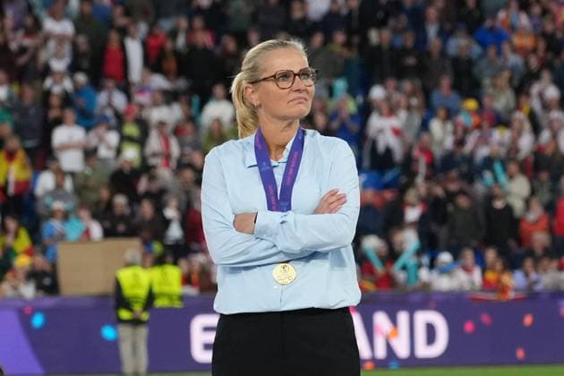 Trainerin Coach Sarina Wiegman (England) mit der Siegermedaille - Basel 27.07.2025: Spanien vs. England, St. Jakobs Park, Womens Euro 2025, Finale