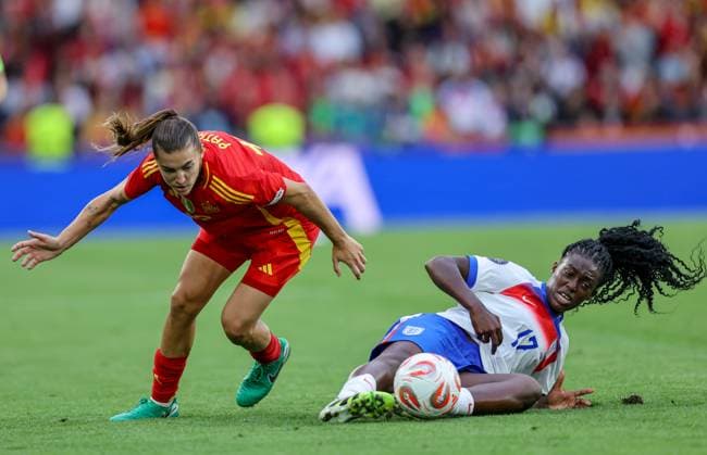 CHE, Basel, England vs Spanien, Länderspiel, UEFA, St. Jakob-Park, UEFA European Women s Championship 2025, Finale im Bild v.l.n.r.: Patricia Guijarro (Spain 12), Michelle Agyemang (England 17) Zweikampf DFB DFL REGULATIONS PROHIBIT ANY USE OF PHOTOGRAPHS AS IMAGE SEQUENCES AND OR QUASI-VIDEO, 27.07.2025, Copyright: HMBxMedia HendrikxHamelau