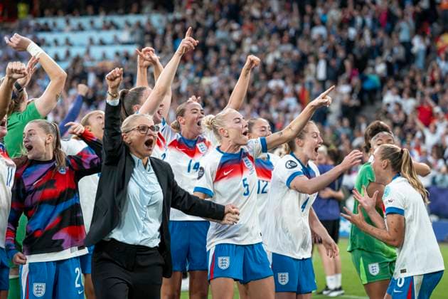 Basel, Switzerland, July 27th 2025 Players from England and Sarina Wiegman (Head Coach England) celebrating after winning the UEFA Womens EURO 2025 Final match between England and Spain at St. Jakob-Park in Basel, Switzerland. (Priscila Bütler SPP) Copyright: xPriscilaxBütlerx xSPPx spp-en-PrBSp-MM902931