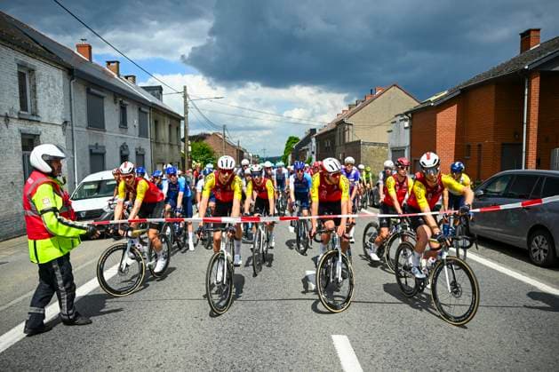 Tour de Wallonie 2025 Stage 3 ANTOING, BELGIUM - JULY 28 : Peloton stopped in front of a railroad during stage 3 of the 30th edition of Tour de Wallonie an UCI ProSeries 2.Pro cycling road race stage for Men Elite of 165.3 km with start in Estinnes and finish in Antoing on July 28, 2025 in Antoing, Belgium, 28 07 2025 ( Motordriver Pieter Van Herzele - Antoing Belgium  Copyright: xTomasxSiskx
