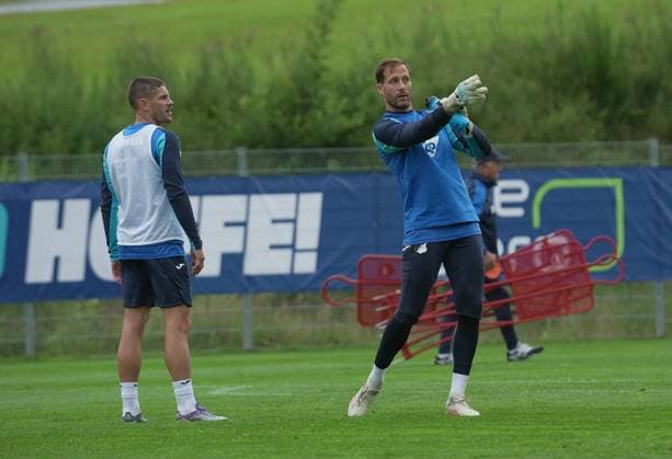Trainingslager TSG Hoffenheim in Seefeld 2025 28.07.2025, Stadion Seefeld, Seefeld, Trainingslager TSG Hoffenheim in Seefeld 2025 , im Bild Andrej Kramaric (Hoffenheim), Torwart Oliver Baumann (Hoffenheim)