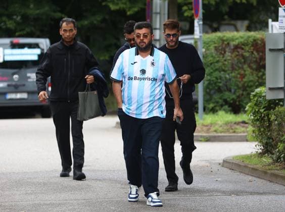 Fussball, Herren, 3.Liga, Saison 2025 2026, TSV 1860 München, Hasan Ismaik, Grünwalder Strasse 114 Hier im Bild der Hasan Ismaik, Mehrheitsgesellschafter beim TSV 1860 München, Investor bei einem Besuch an der Grünwalder Strasse 114, Geschäftsstelle im 1860 Heimtrikot *** Football, Men, 3 Liga, Season 2025 2026, TSV 1860 Munich, Hasan Ismaik, Grünwalder Strasse 114 Here in the picture Hasan Ismaik, majority shareholder of TSV 1860 Munich, investor during a visit to the Grünwalder Strasse 114, office in the 1860 home jersey