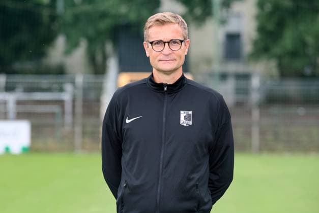 Teampraesentation Chemie Leipzig Regionalliga sportlicher Leiter David Bergner, BSG Chemie Leipzig; Regionalliga Nordost, Porträttermin 2025 2026 , Leipzig, 26.07.2025, Alfred-Kunze-Sportpark, Fußball , Nur zur redaktionellen Nutzung. Only editorial use. *** Team presentation Chemie Leipzig Regionalliga sporting director David Bergner, BSG Chemie Leipzig Regionalliga Nordost, Porträttermin 2025 2026 , Leipzig, 26 07 2025, Alfred Kunze Sportpark, Fußball , For editorial use only Only editorial use