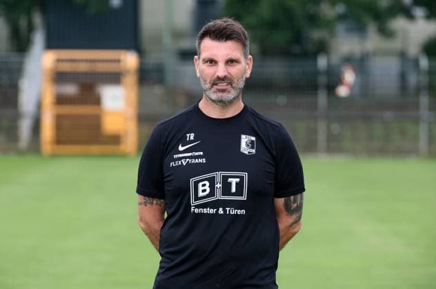 Teampraesentation Chemie Leipzig Regionalliga Trainer Adrian Alipour, BSG Chemie Leipzig; Regionalliga Nordost, Porträttermin 2025 2026 , Leipzig, 26.07.2025, Alfred-Kunze-Sportpark, Fußball , Nur zur redaktionellen Nutzung. Only editorial use.