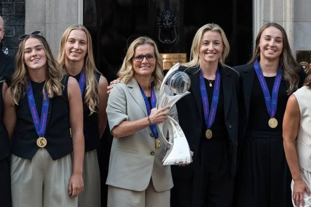 England Women s Football Team Celebrate EURO 2025 Win in Downing Street in London LONDON, UNITED KINGDOM - JULY 28: Team Manager Sarina Wiegman holds the EURO 2025 trophy as England Women s National Football Team, the Lionesses, pose outside 10 Downing Street ahead of a reception to celebrate the defence of their European title in London, United Kingdom on July 28, 2025. The Lionesses defeated the World Champions Spain on penalties in the UEFA Women s EURO 2025 final in Basel last night with the celebrations to continue in London with an open top bus parade tomorrow. Wiktor Szymanowicz Anadolu London United Kingdom. Editorial use only. Please get in touch for any other usage.  Copyright: x2025xAnadoluxWiktorxSzymanowiczx