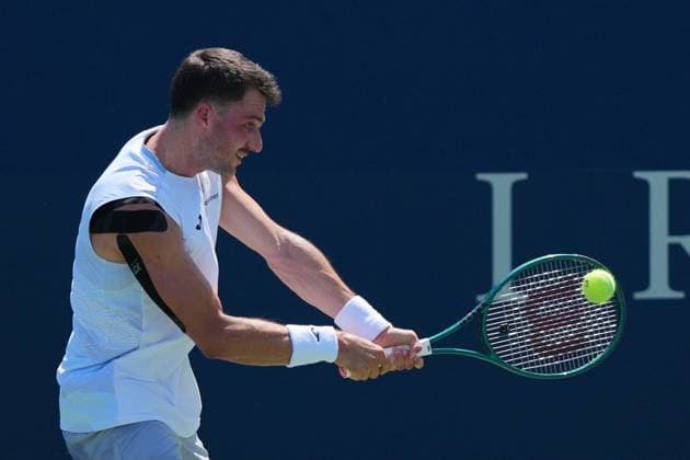 July 28, 2025, Toronto, Ontario, Canada: Pedro Martinez of Spain plays a backhand against Aleksandar Vukic of Australia during the Men s Singles first round match on day 3 of the ATP, Tennis Herren Masters 1000 National Bank Open at Sobeys Stadium. on July 28, 2025 in Toronto, Canada. Toronto Canada - ZUMAe321 20250728_zsa_e321_086 Copyright: xLeonardoxRamirezx