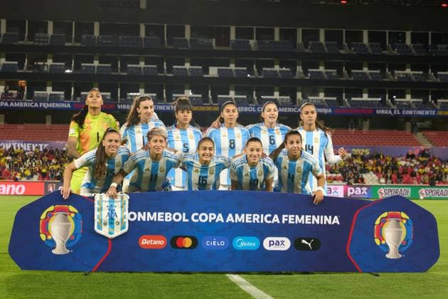 The Colombia starting eleven pose for a team photo before the first semifinal match of Copa America Feminina between Argentina and Colombia at Rodrigo Paz Delgado Stadium on July 28, 2025 in Quito, Ecuador (Photo by Camilla Stolen, Imago) Quito Ecuador Copyright: xCamillaxStolenx L1250998