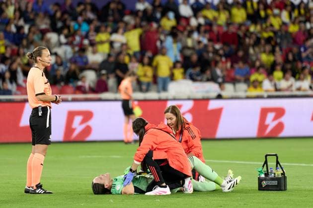 Katherine Tapia of Colombia gets on pitch help for injury during the semifinal of Copa America Feminina between Argentina and Colombia at Rodrigo Paz Delgado Stadium on July 28, 2025 in Quito, Ecuador (Photo by Camilla Stolen, Imago) Quito Ecuador Copyright: xCamillaxStolenx L1046390