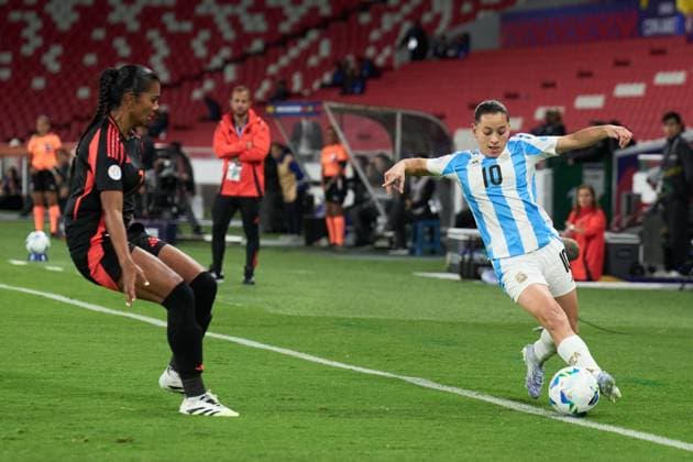 Maricel Pereyra of Argentina dribbles the ball past Daniela Arias of Colombia during the semifinal of Copa America Feminina between Argentina and Colombia at Rodrigo Paz Delgado Stadium on July 28, 2025 in Quito, Ecuador (Photo by Camilla Stolen, Imago) Quito Ecuador Copyright: xCamillaxStolenx L1046431