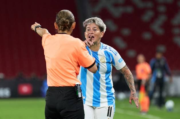 Yamila Rodriguez of Argentina discuss with referee Ivana Projkovska of Macedonia during the semifinal of Copa America Feminina between Argentina and Colombia at Rodrigo Paz Delgado Stadium on July 28, 2025 in Quito, Ecuador (Photo by Camilla Stolen, Imago) Quito Ecuador Copyright: xCamillaxStolenx L1046410