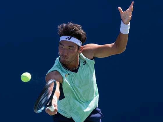 (250729) -- TORONTO, July 29, 2025 -- Bu Yunchaokete of China hits a return during the men s singles first round match between Vit Kopriva of the Czech Republic and Bu Yunchaokete of China at the 2025 National Bank Open tennis tournament in Toronto, Canada, on July 28, 2025. (Photo by Xinhua) (SP)CANADA-TORONTO-TENNIS-NATIONAL BANK OPEN-MEN S SINGLES ZouxZheng 