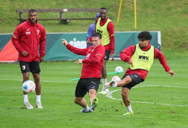 Aiman Dardari (FC Augsburg 46), Torschuß gegen Keven Schlotterbeck (FC Augsburg 31); FC Augsburg, Trainingslager, Kollerschlag, Österreich